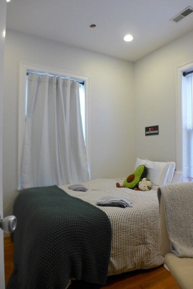 Photo - 725 Parker St