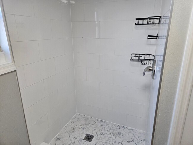 Photo - Cute 1 Bedroom Apartment In Eagle Lake Unit 11 W Eagle Ave  1