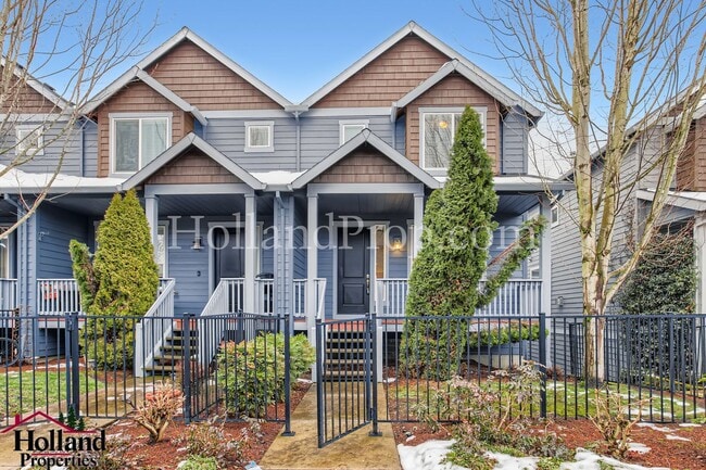 Building Photo - Beautiful Home With Balcony and Great Location!