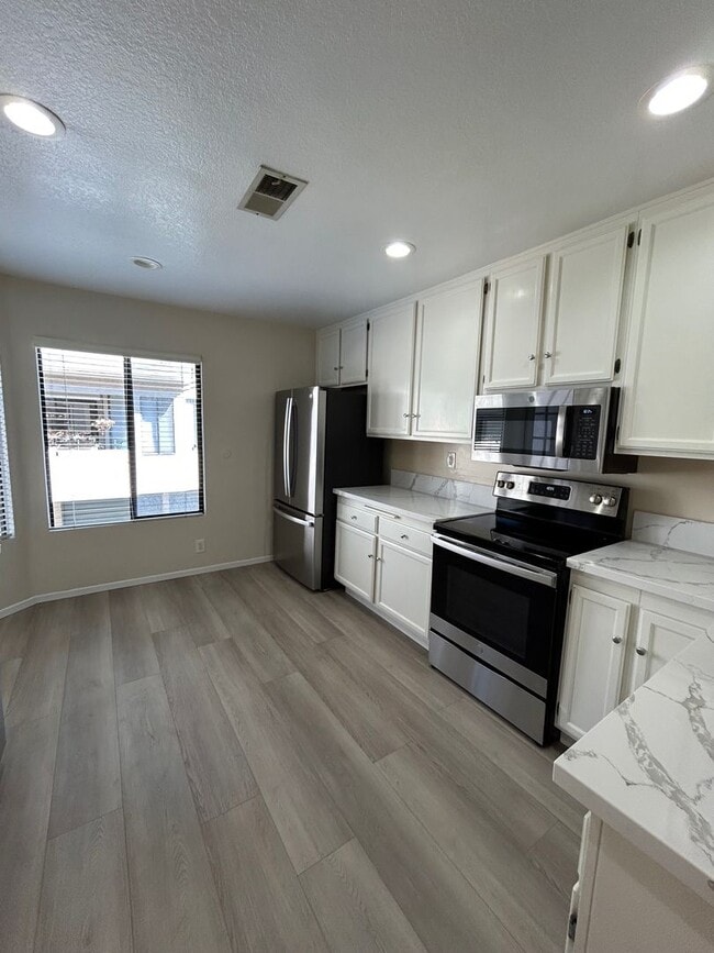 Photo - Bright, spacious townhouse located in UTC area, convenient to shopping and public transportation.