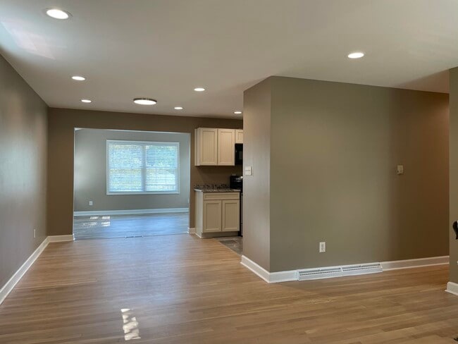 Photo - 3421 Holwyn Rd