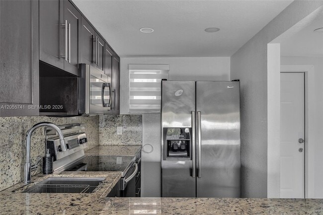 Photo - 1901 NW S River Dr