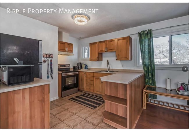 Building Photo - SPACIOUS 3 BEDS, 1.5 BATHS MAIN FLOOR | PRIVATE FENCED BACKYARD