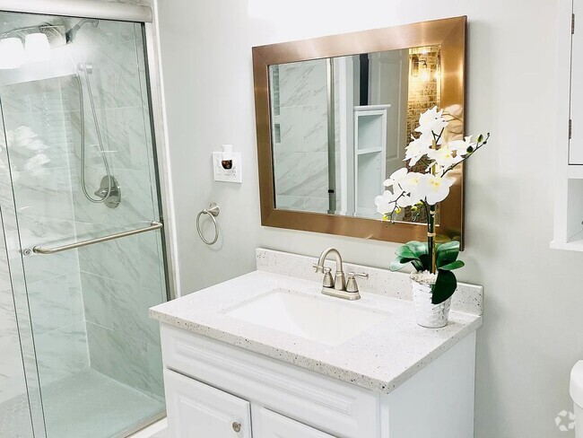 Building Photo - 1 Bedroom with nice size rooms Rental