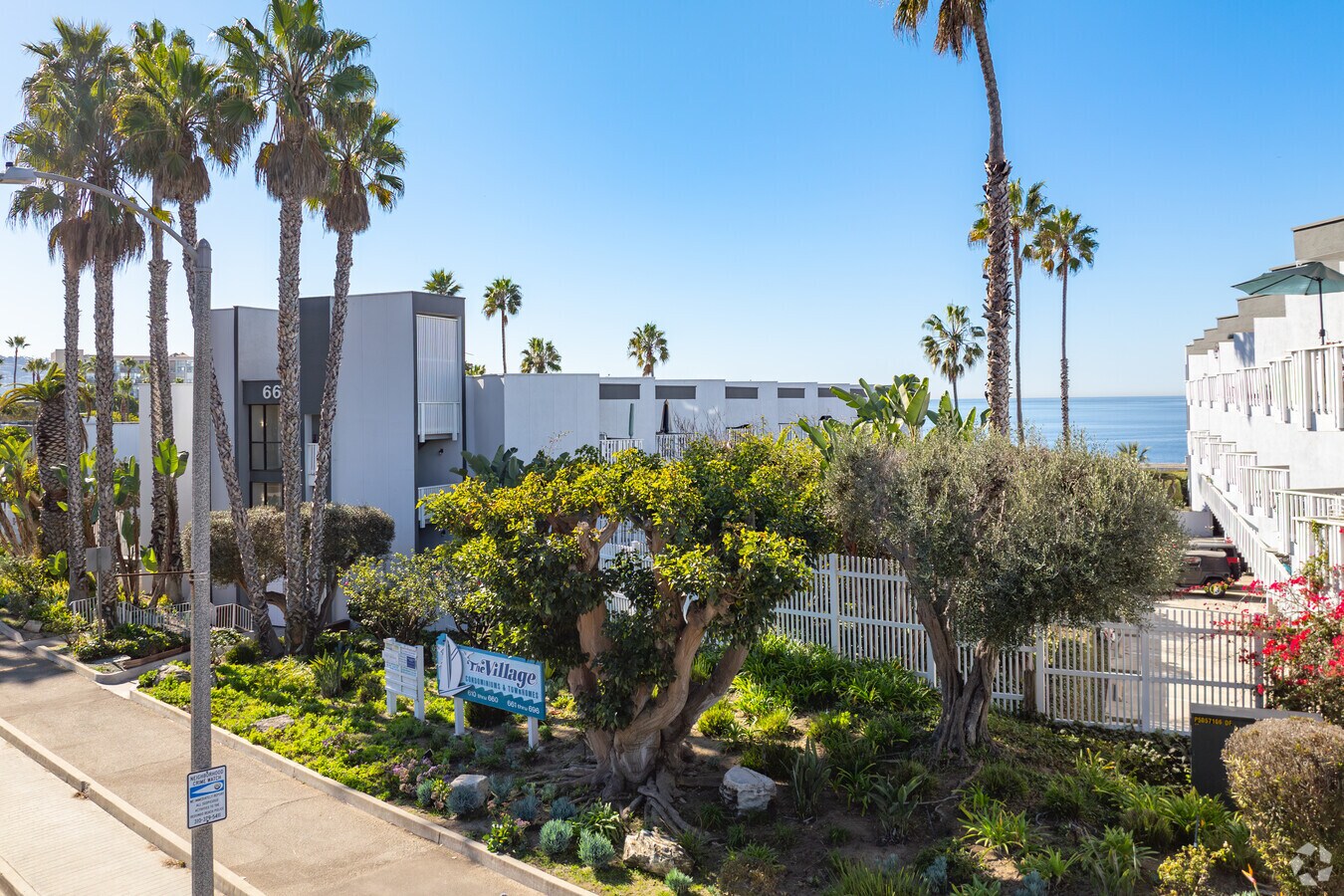 Photo - 610-660 The Village