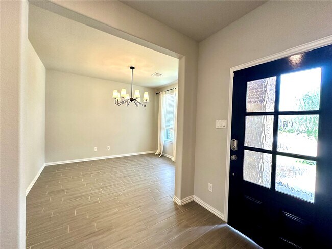 Photo - 8319 Divot Trce