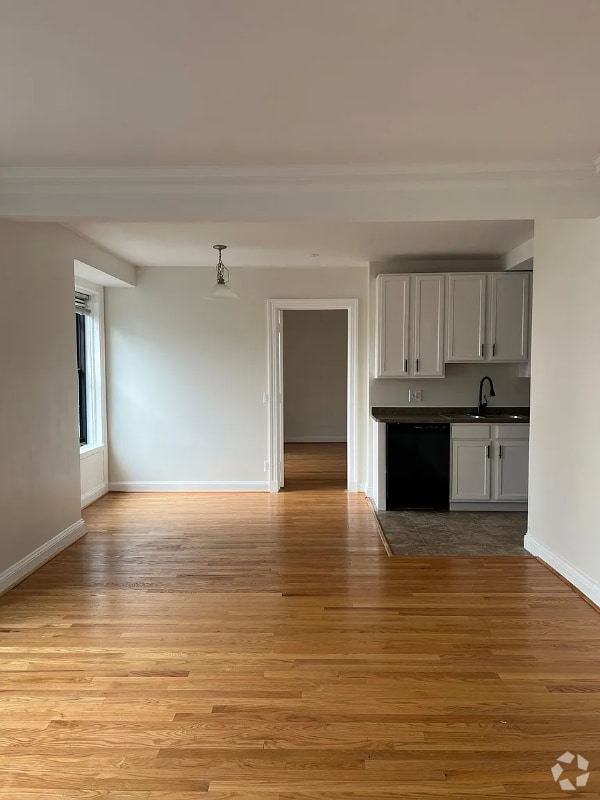 Building Photo - 15 E Kirby St Rental