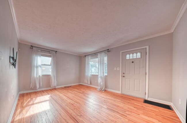 Photo - 3088 Ontario St