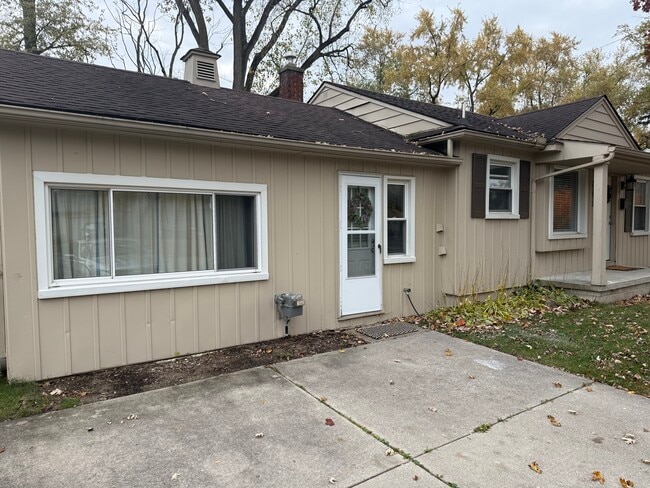 Entrada lateral - 23072 Lilac St