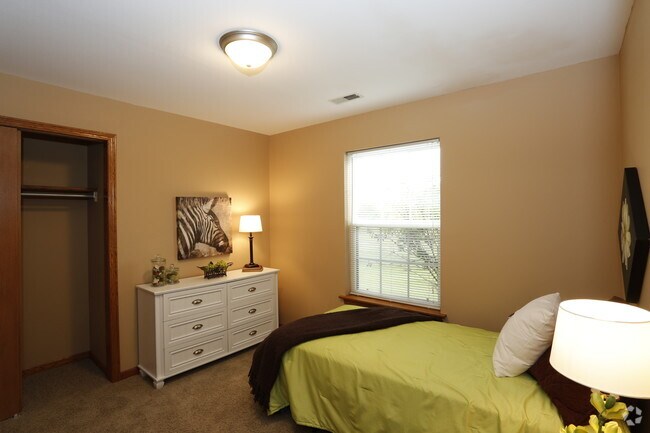 3BR, 2BA w/golf course view - Bedroom