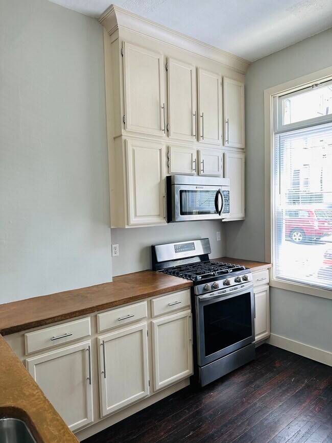 Photo - 2239 Flora St