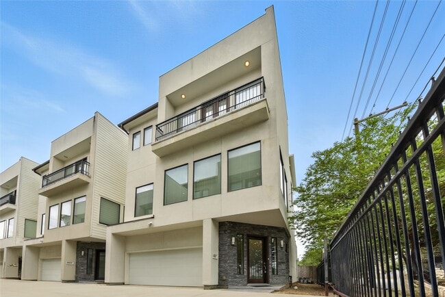 Photo - 1611 Spring St