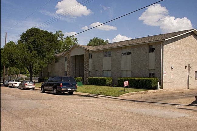 Courtyard Apartments