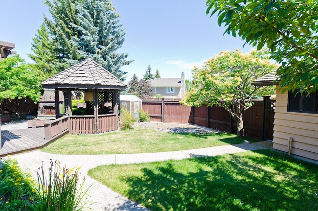 Photo - 740 Coach Bluff Crescent SW