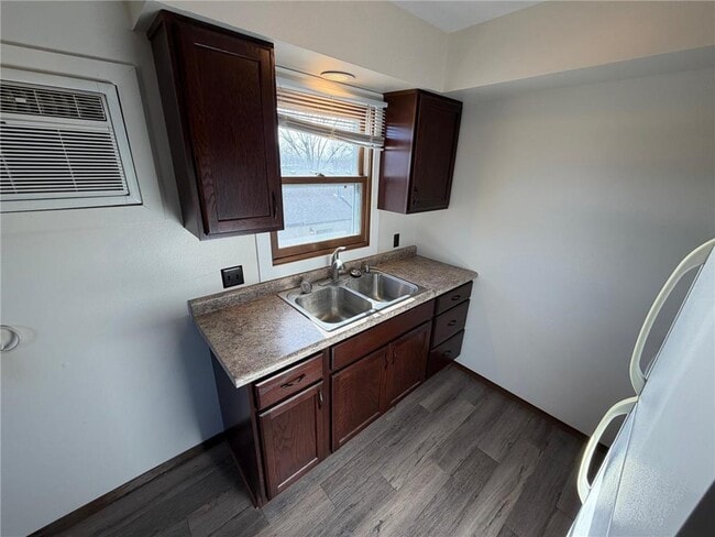 Photo - 706 1st St S