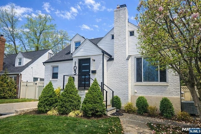 Photo - 103 E Cedar Ln