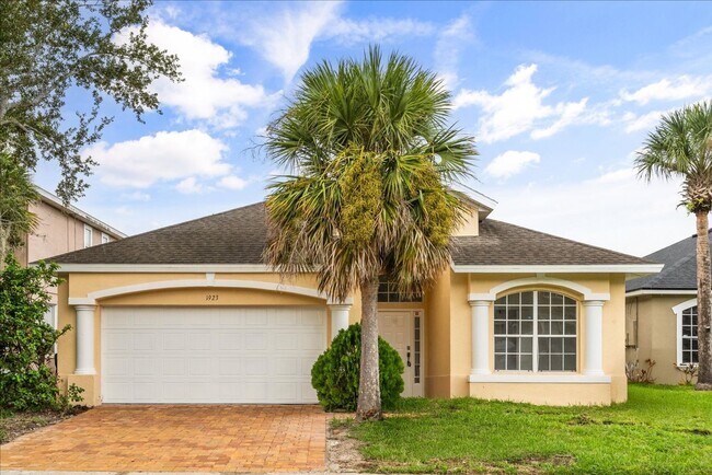Building Photo - Stunning 4-Bedroom Lakefront Pool Home in ...