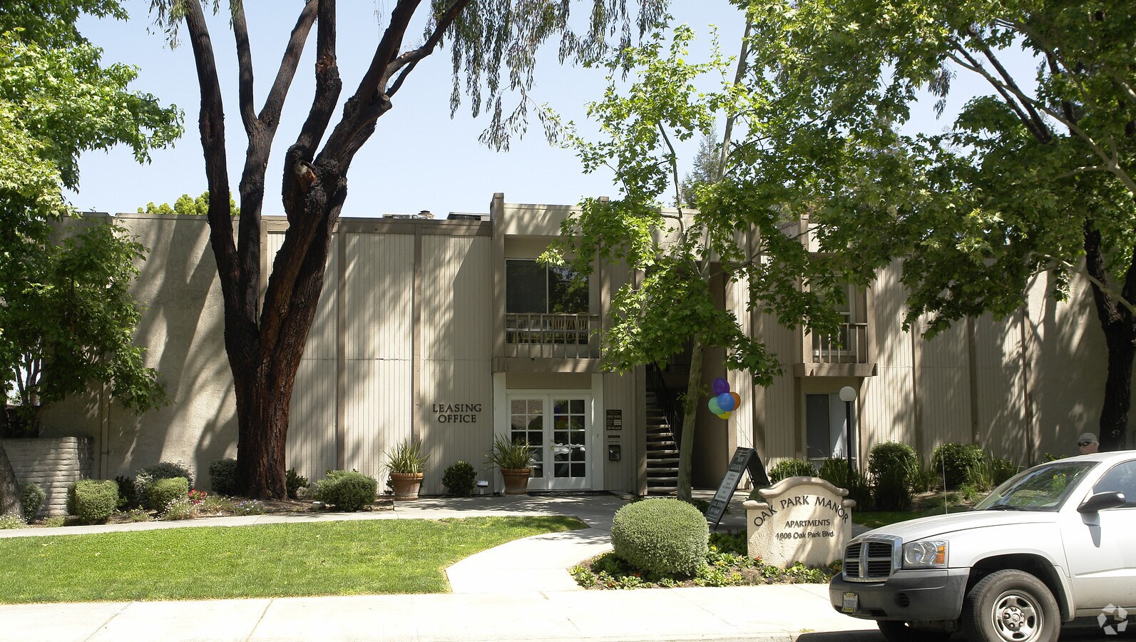 Oak Park Manor - Oak Park Manor Apartments