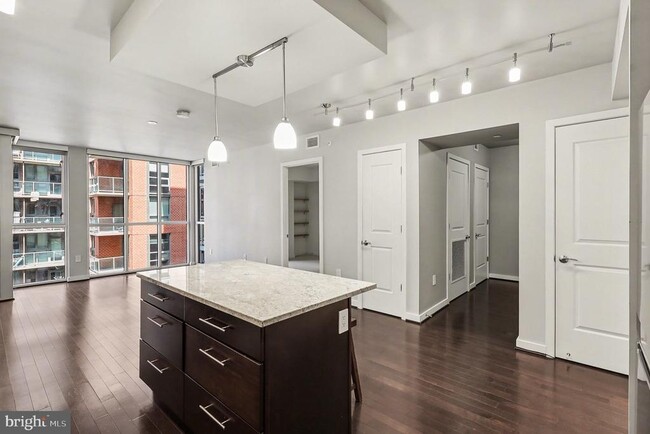 Building Photo - 1025 1st St SE Unit 901