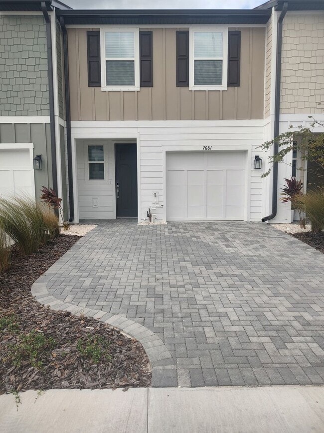 Building Photo - Brand-New 3BR/2.5BA Townhome in Tampa!