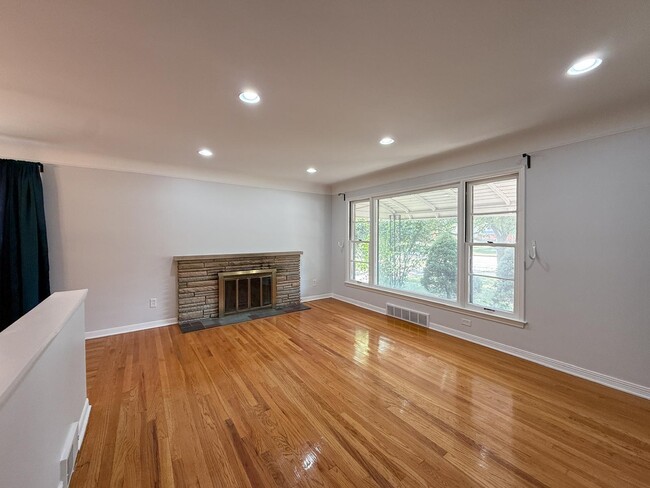 Photo - 2082 Vernier Rd