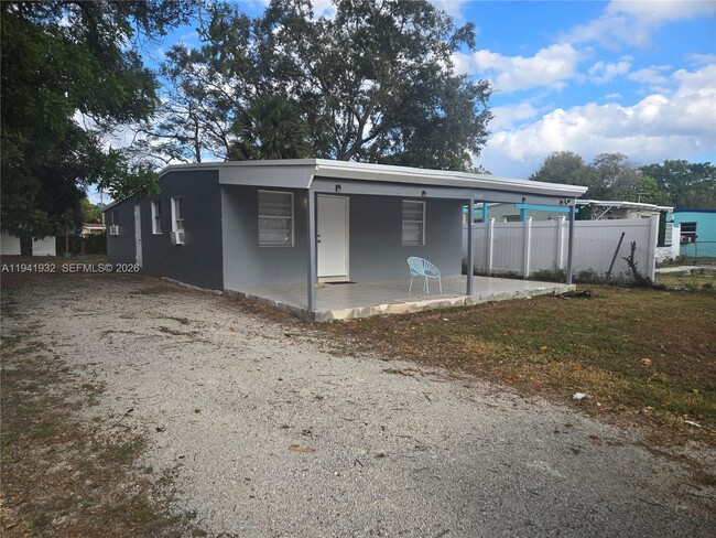 Photo - 1645 Lauderdale Manor Dr