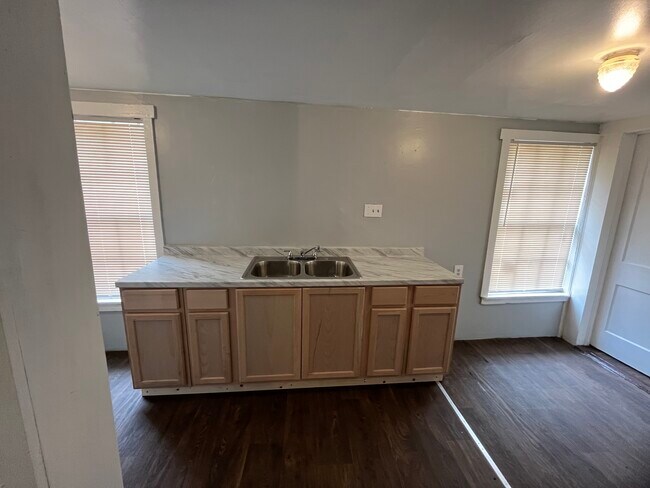 Photo - 271 E Lambert St