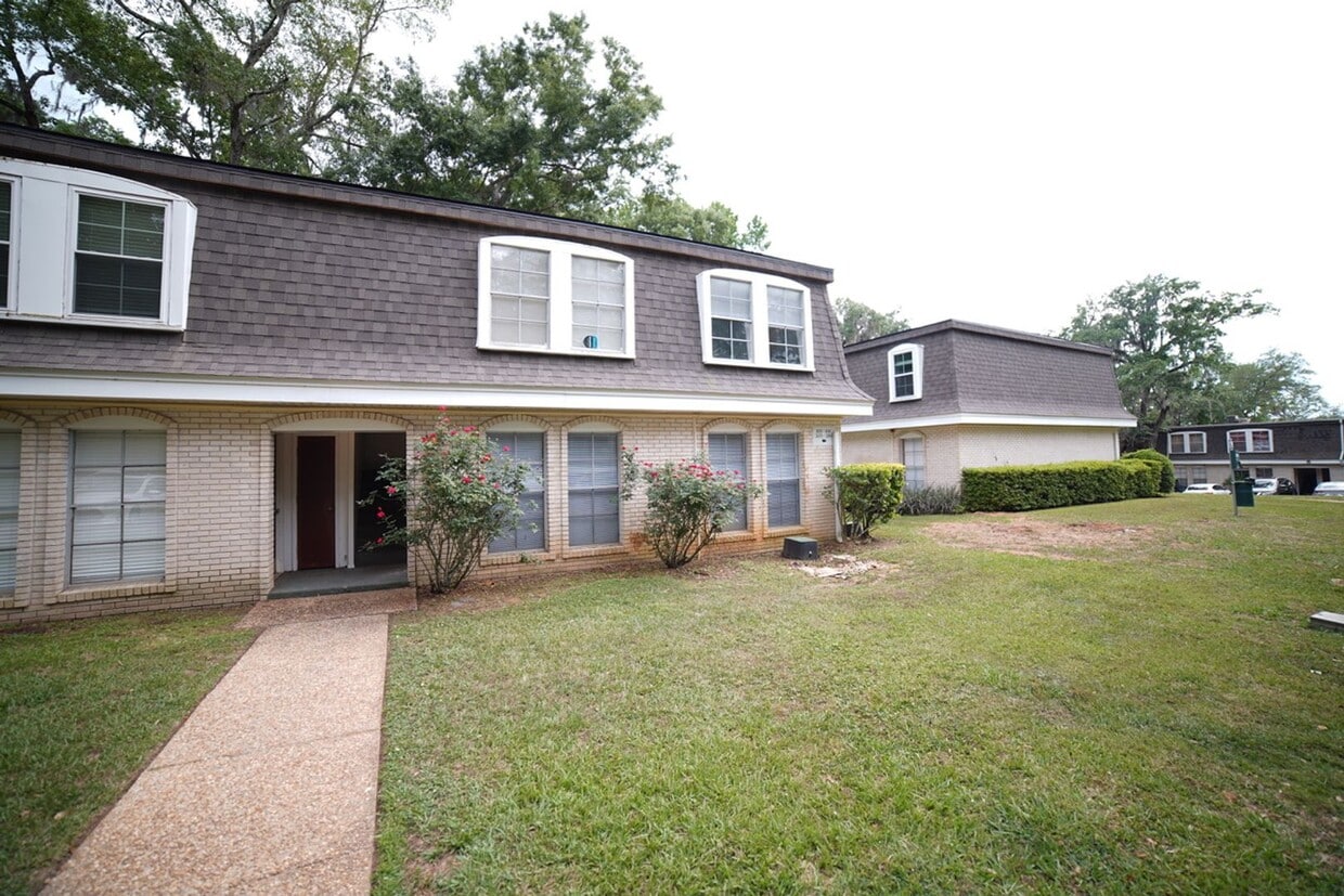 BEAUTIFULLY UPDATED 2 Bed / 1 Bath Condo o... - BEAUTIFULLY UPDATED 2 Bed / 1 Bath Condo o...
