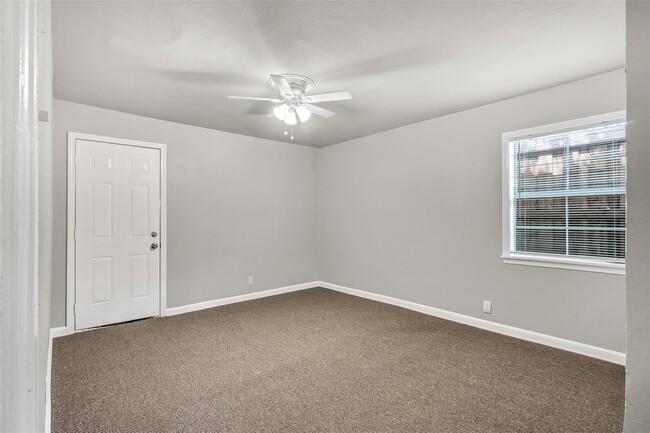 Photo - 6781 Half Main St