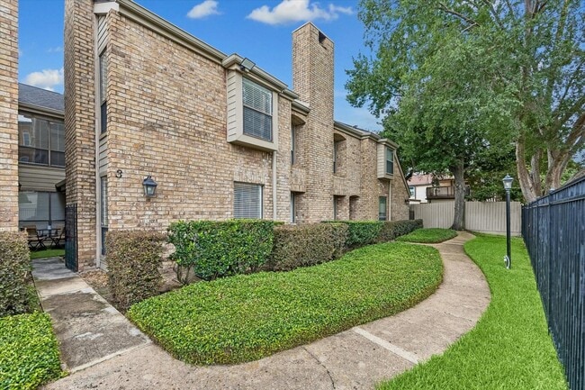 Building Photo - 1908 Augusta Dr Unit 3