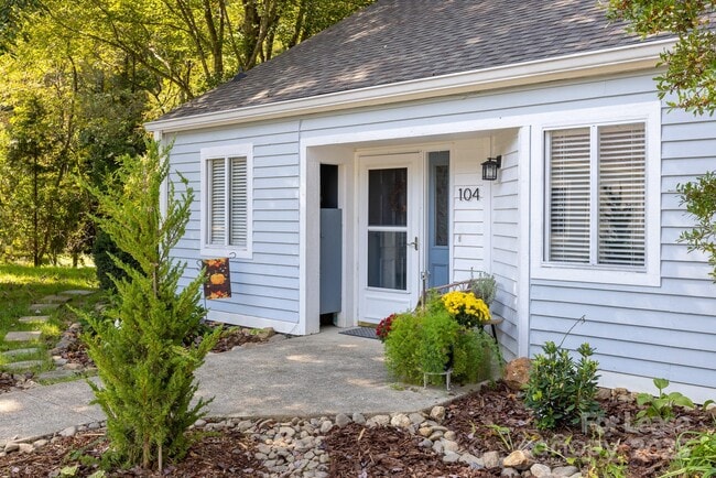 Building Photo - 104 Llama Wy