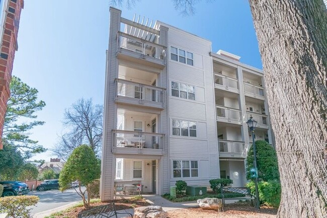 Conveniently Located Condo in Elizabeth Village!