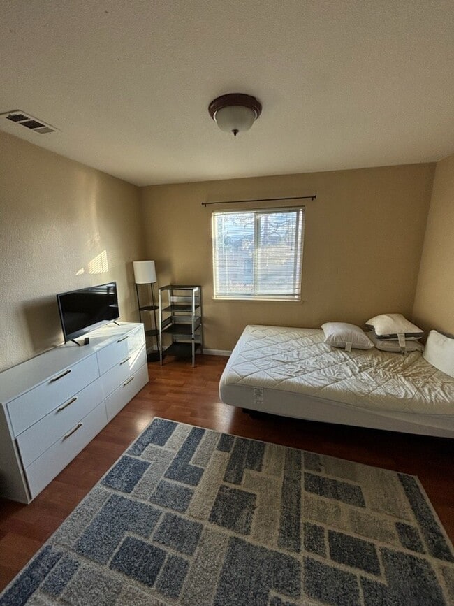 Photo - 1499 Essex St