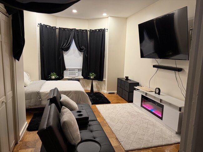 Building Photo - 6 Woodbine St Unit Big & Cozy