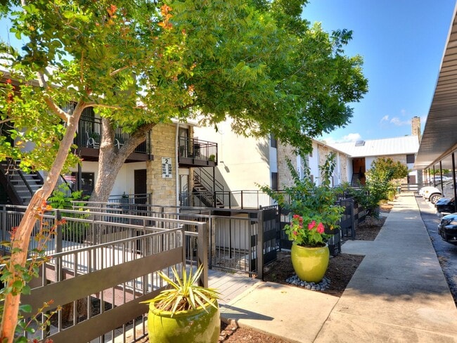 Photo - Townhollow Apartments