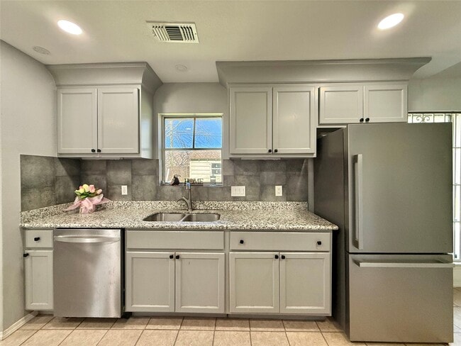 Photo - 8906 Leader St