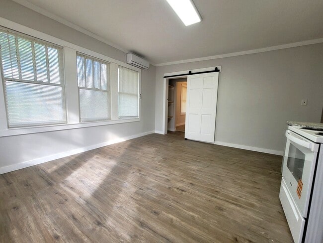 Photo - 307 W Adams St