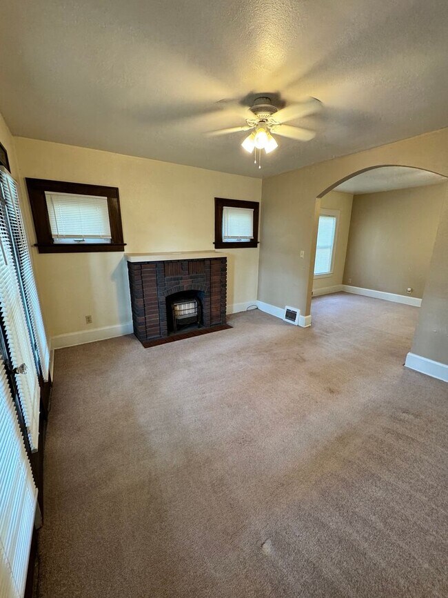 Photo - 207 E Broadway Ave