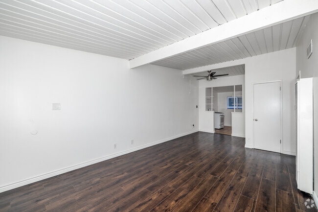 1BR, 1BA - 604SF - Living Room