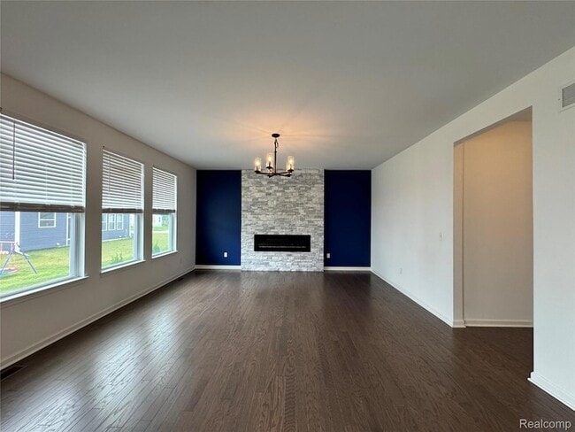 Photo - 278 Springview St