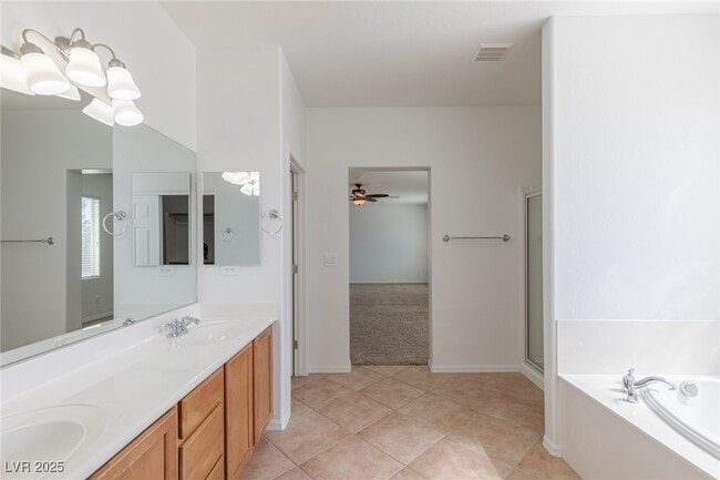 Photo - 2553 Chateau Clermont St