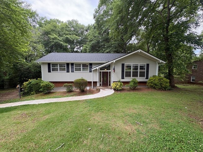 Building Photo - Spacious Living in a Great Location