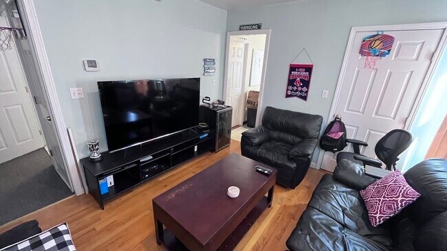 Photo - 686 E 7th St Unidad 2