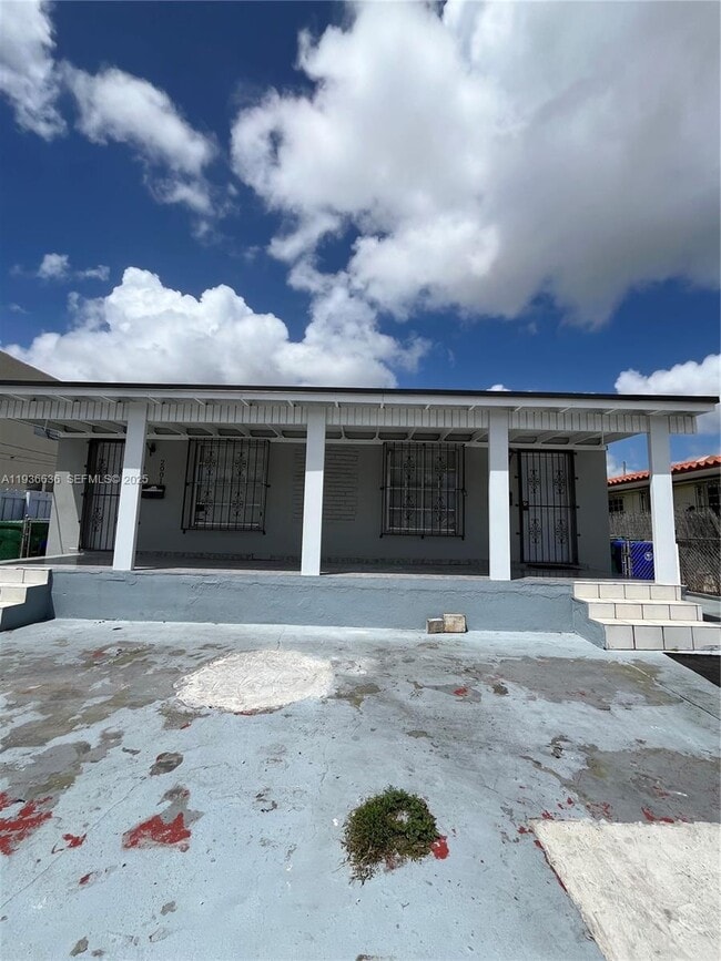 Building Photo - 1999 NW 2nd St Unit 2