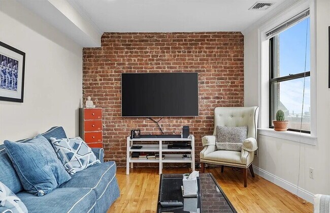 Photo - Bright & Spacious Unit with Natural Light
