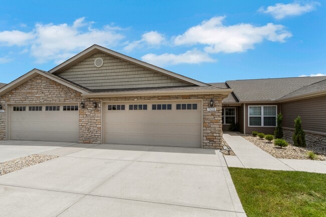 Building Photo - Redwood Indianapolis