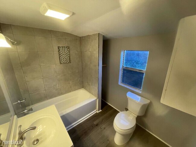 Photo - 1 br, 1 bath House - 1417 N Jones St