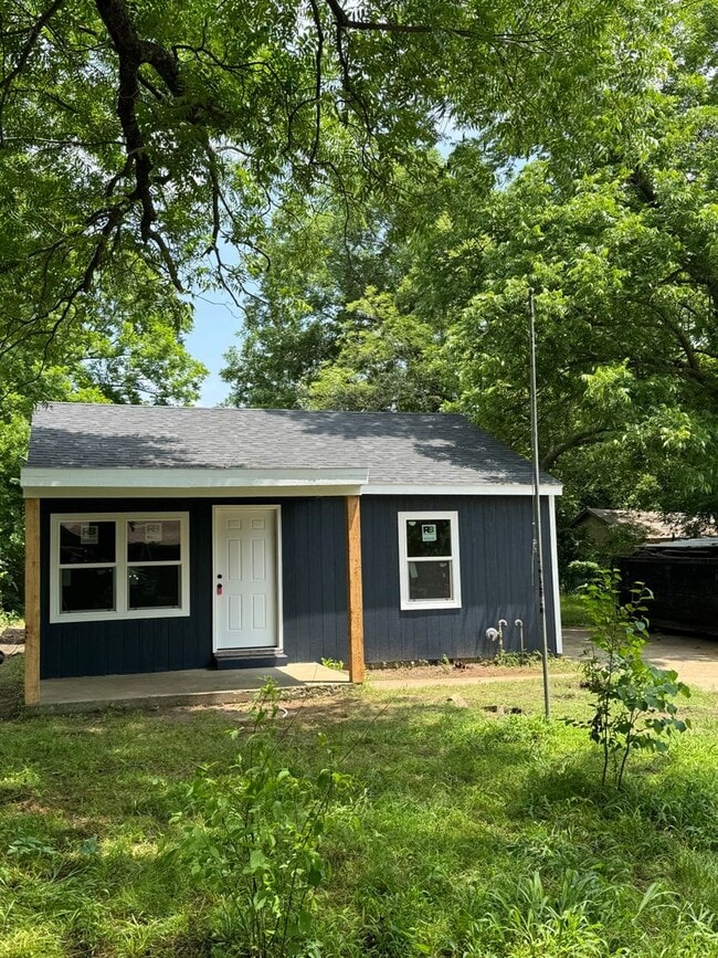 Photo - 4 Bedroom 2 Bath With Large Yard