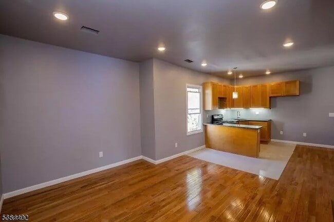 Photo - 399-401 E 28th St