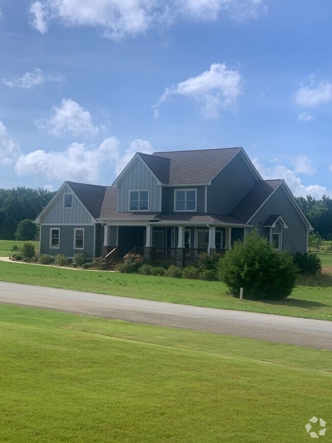 Building Photo - Nice house in Eatonton, close to the lake.